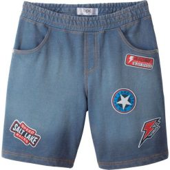 Bermudy dresowe w optyce dżinsów bonprix indygo. Niebieskie dresy chłopięce marki bonprix, z aplikacjami, z dresówki. Za 37,99 zł.
