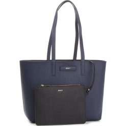 Torebka DKNY - Brayden Md Rvrsbl Tote R83AZ757 Nbk/Nvy/Blk. Niebieskie torebki klasyczne damskie DKNY, bez wzorów, ze skóry, klasyczne, bez dodatków. W wyprzedaży za 449,00 zł.