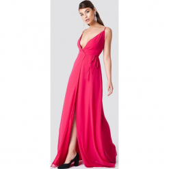 Trendyol Sukienka maxi na cienkich ramiączkach - Pink. Różowe sukienki damskie marki Trendyol, bez wzorów, bez kołnierzyka, bez rękawów, maxi, kopertowe. W wyprzedaży za 121,47 zł.