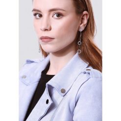 Srebrne Kolczyki In Pursuit. Szare kolczyki damskie marki Born2be, z cyrkonią, srebrne. Za 19,99 zł.