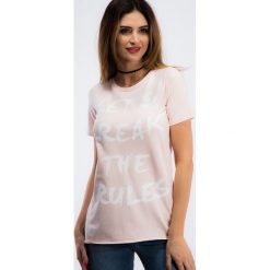 Jasnoróżowy t-shirt z napisem 3422. Szare t-shirty damskie marki Fasardi, l, z napisami. Za 29,00 zł.