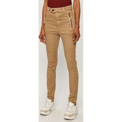 G-Star Raw - Spodnie. Pomarańczowe spodnie damskie G-Star RAW, bez wzorów, z elastanu, retro, z podwyższonym stanem. Za 419,90 zł.