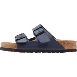 Birkenstock ARIZONA Kapcie blue. Niebieskie kapcie męskie marki Birkenstock, z materiału. W wyprzedaży za 263,20 zł.