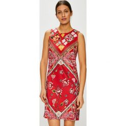 Desigual - Sukienka. Czerwone sukienki damskie Desigual, na co dzień, bez wzorów, z elastanu, casualowe, z okrągłym kołnierzem, bez rękawów, mini, proste. W wyprzedaży za 319,90 zł.