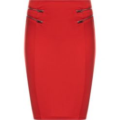Spódnica ołówkowa Guess W92D76 K8G10. Czerwone spódniczki damskie Guess, xs, z aplikacjami, z elastanu, midi, ołówkowe. W wyprzedaży za 199,00 zł.