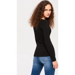 T-shirt z prostym dekoltem - Czarny. Czarne t-shirty damskie Sinsay, s, bez wzorów, bez kołnierzyka. W wyprzedaży za 7,99 zł.