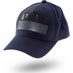 CZAPKA Z DASZKIEM ARMANI EXCHANGE. Niebieskie czapki męskie z nadrukiem, z materiału. Za 131,40 zł.