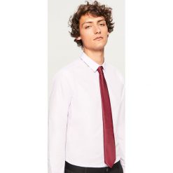 Koszula regular fit - Fioletowy. Fioletowe koszule męskie Reserved, m. W wyprzedaży za 49,99 zł.