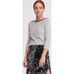 Sweter z biżuteryjną aplikacją - Szary. Szare swetry damskie Reserved, s, z aplikacjami, bez rękawów, bez kaptura. Za 79,99 zł.