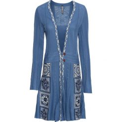 Długi sweter rozpinany bonprix niebieski dżins. Niebieskie swetry damskie bonprix, z aplikacjami, z długim rękawem, długie, bez kaptura. Za 129,99 zł.