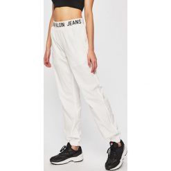 Calvin Klein Jeans - Spodnie. Białe spodnie damskie Calvin Klein Jeans, s, z elastanu. W wyprzedaży za 349,90 zł.
