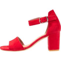 Pavement SYLVIA Sandały red. Czerwone rzymianki damskie Pavement, z materiału. Za 529,00 zł.