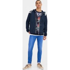 Jeansy skinny fit z efektem sprania. Niebieskie jeansy męskie Pull & Bear. Za 69,90 zł.
