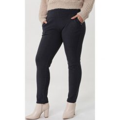 Granatowe Spodnie Earlville. Niebieskie jeansy damskie Born2be, xl, z aplikacjami, z dzianiny. Za 69,99 zł.