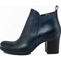 Skórzane botki "Sonia" w kolorze granatowym. Niebieskie botki damskie Bluetag, Gusto, bez obcasa, na obcasie, bez zapięcia. W wyprzedaży za 276,95 zł.