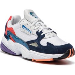 Buty adidas - Falcon W CG6246 Crywht/Crywht/Conavy. Białe buty sportowe damskie Adidas, bez wzorów, z zamszu, sportowe. W wyprzedaży za 279,00 zł.