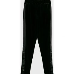 Guess Jeans - Spodnie dziecięce 136-175 cm. Czarne spodnie dziewczęce Guess Jeans, z aplikacjami, z elastanu, casualowe. W wyprzedaży za 119,90 zł.