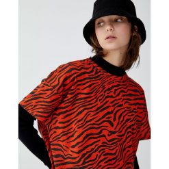 Koszulka w zeberkę. Pomarańczowe koszulki damskie Pull&Bear, bez wzorów, bez kołnierzyka, z krótkim rękawem. Za 29,90 zł.