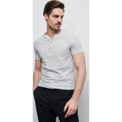 T-shirt z guzikami przy dekolcie - Jasny szary. Szare t-shirty męskie Reserved, s, bez wzorów, bez kołnierzyka. Za 49,99 zł.