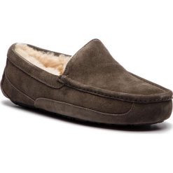 Kapcie UGG - M Ascot 1101110 M/Chrc. Szare kapcie męskie marki Ugg, ze skóry. Za 549,00 zł.