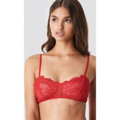NA-KD Lingerie Koronkowy biustonosz Delicate - Red. Czerwone biustonosze NA-KD Lingerie, w koronkowe wzory, z koronki. Za 52,95 zł.