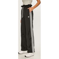 Adidas Originals - Spodnie. Czarne spodnie damskie adidas Originals, bez wzorów, z poliesteru, casualowe. Za 229,90 zł.