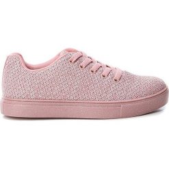 Sneakersy w kolorze różowym. Różowe trampki dziewczęce XTI Kids, bez wzorów, z materiału, na sznurówki. W wyprzedaży za 85,95 zł.