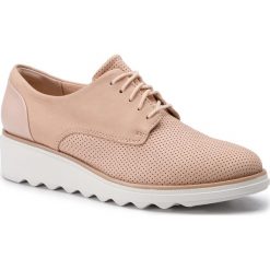 Oxfordy CLARKS - Sharon Crystal 261406424 Blush Nubuck. Różowe półbuty damskie Clarks, bez obcasa, na obcasie, bez zapięcia. W wyprzedaży za 229,00 zł.