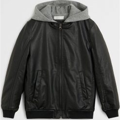 Mango Kids - Kurtka dziecięca Benji 122-164 cm. Czarne kurtki chłopięce Mango Kids, bez wzorów, z bawełny, krótkie, z kapturem. Za 199,99 zł.