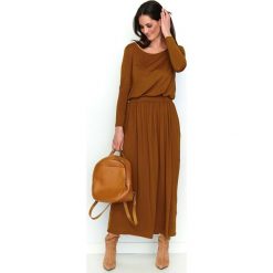 Kamelowa Dzianinowa Długa Sukienka z Podkreśloną Talią. Pomarańczowe sukienki damskie Molly.pl, na spacer, s, bez wzorów, z dzianiny, eleganckie, bez kołnierzyka, z długim rękawem, długie, maxi, dopasowane. Za 169,90 zł.