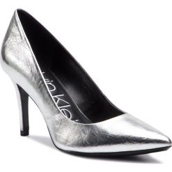 Szpilki CALVIN KLEIN - Gazelle E8859 Silver. Szare półbuty damskie Calvin Klein, z aplikacjami, ze skóry, eleganckie, bez obcasa, na obcasie, bez zapięcia. W wyprzedaży za 499,00 zł.