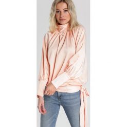 Łososiowa Sukienka Mcmillan. Różowe sukienki damskie Renee, na imprezę, s, z aplikacjami, eleganckie, ze stójką, z długim rękawem, długie, mini. Za 169,99 zł.