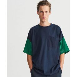 T-shirt z szerokimi rękawami - Granatowy. Niebieskie t-shirty męskie Reserved, s, bez wzorów, bez kołnierzyka. W wyprzedaży za 24,99 zł.