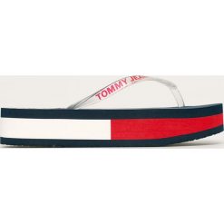 Tommy Jeans - Japonki. Niebieskie klapki damskie Tommy Jeans, bez wzorów, z jeansu, bez obcasa, na obcasie. W wyprzedaży za 129,90 zł.