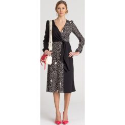 SUKIENKA ELISABETTA FRANCHI. Czarne sukienki damskie Elisabetta Franchi, na imprezę, z aplikacjami, z tkaniny, z włoskim kołnierzykiem, bez rękawów, midi. Za 700,00 zł.