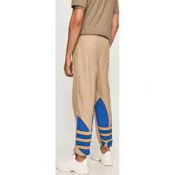 Adidas Originals - Spodnie. Spodnie męskie adidas Originals, na co dzień, s, z aplikacjami, z poliesteru. Za 249,90 zł.