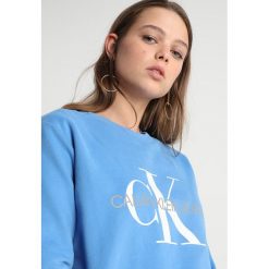 Calvin Klein Jeans MONOGRAM LOGO Bluza regatta. Niebieskie bluzy damskie marki Calvin Klein Jeans, xl, z bawełny. Za 449,00 zł.