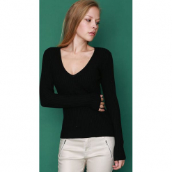 Sweter w kolorze czarnym. Czarne swetry klasyczne damskie marki William de Faye, z kaszmiru. W wyprzedaży za 113,95 zł.