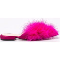 Public Desire - Klapki Feline. Różowe klapki damskie Public Desire, bez wzorów, z materiału, bez obcasa, na obcasie. W wyprzedaży za 59,90 zł.