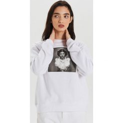 Bluza Star Wars - Biały. Białe bluzy damskie Cropp, s, z motywem z bajki, bez rękawów, bez kaptura. Za 99,99 zł.
