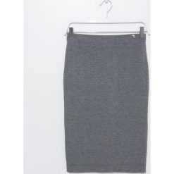 Spódnica. Szare spódniczki damskie dzianinowe marki Simple, eleganckie. Za 239,90 zł.