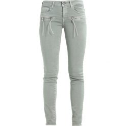 Replay BRIGIDOT Jeansy Slim Fit sage green. Zielone rurki damskie Replay, z elastanu. W wyprzedaży za 377,40 zł.