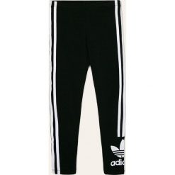Adidas Originals - Legginsy dziecięce 128-170 cm. Czarne spodnie dziewczęce adidas Originals, z nadrukiem, z bawełny. W wyprzedaży za 99,90 zł.