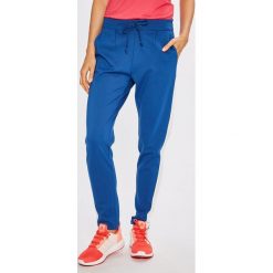 Jacqueline de Yong - Spodnie Tracky. Niebieskie spodnie damskie Jacqueline de Yong, s, bez wzorów, z elastanu, casualowe. W wyprzedaży za 49,90 zł.