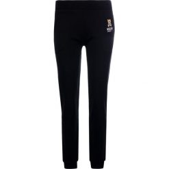 Spodnie dresowe Moschino Underwear & Swim A4208 9029. Czarne spodnie damskie Moschino Underwear & Swim, m, z dresówki. W wyprzedaży za 419,00 zł.
