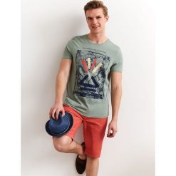 T-SHIRT Z NADRUKIEM. Zielone t-shirty męskie Top Secret, na lato, m, z nadrukiem, z bawełny, z okrągłym kołnierzem, krótkie. Za 39,99 zł.