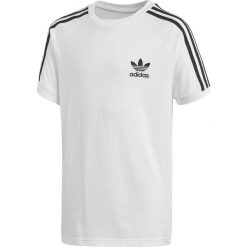 KOSZULKA ADIDAS CALIFORNIA TEE (128). Żółte t-shirty chłopięce Adidas, w paski, z bawełny, bez rękawów. W wyprzedaży za 89,99 zł.