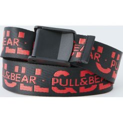 Parciany pasek z czerwonymi literami. Czerwone paski męskie marki Pull&Bear, w paski. Za 49,90 zł.
