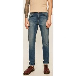 Wrangler - Jeansy Greensboro. Niebieskie jeansy męskie Wrangler, bez wzorów. W wyprzedaży za 319,90 zł.