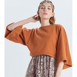 Krótka bluza z szerokimi rękawami - Brązowy. Pomarańczowe bluzy damskie Cropp, s, bez wzorów, z krótkim rękawem, krótkie, bez kaptura. Za 59,99 zł.
